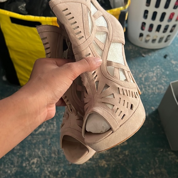 Tan heels with zip up - Picture 1 of 2